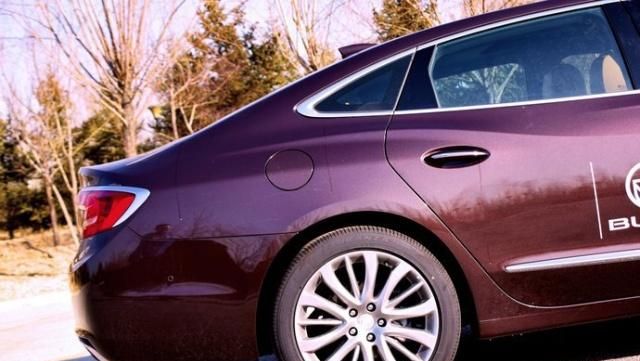 试驾2018款别克君越:座椅空间表现优秀,方向操控偏轻!