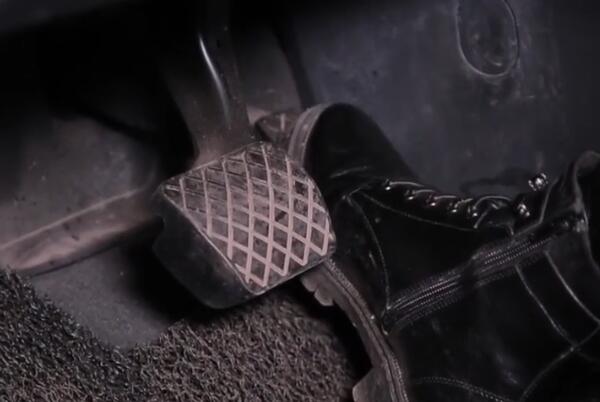 学会这样踩油门,开车至少安全10倍,新手一辈子受益!