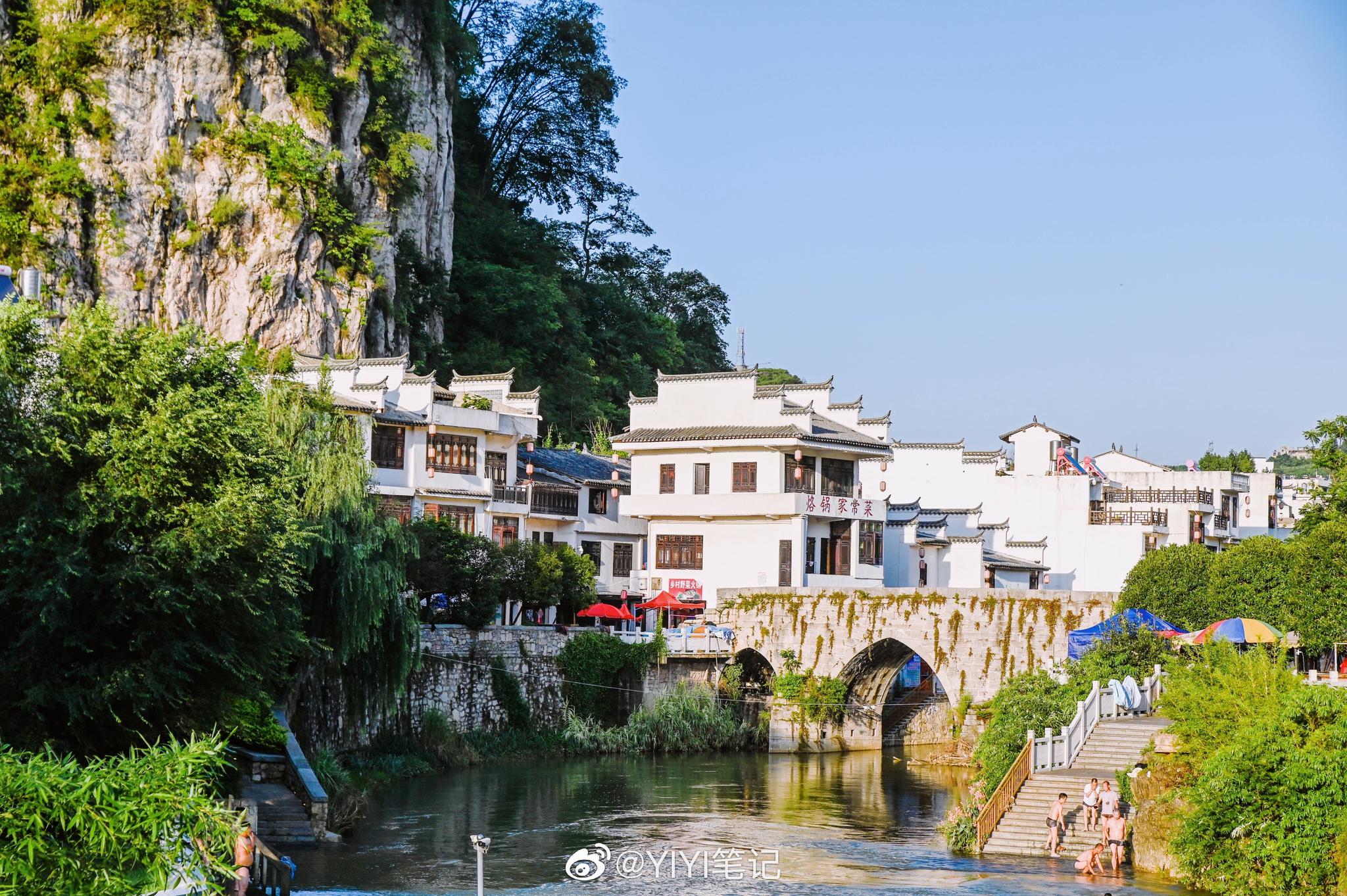 做为曾经南来北往,东进西出的古驿站,岩脚古镇随处可见的古建筑