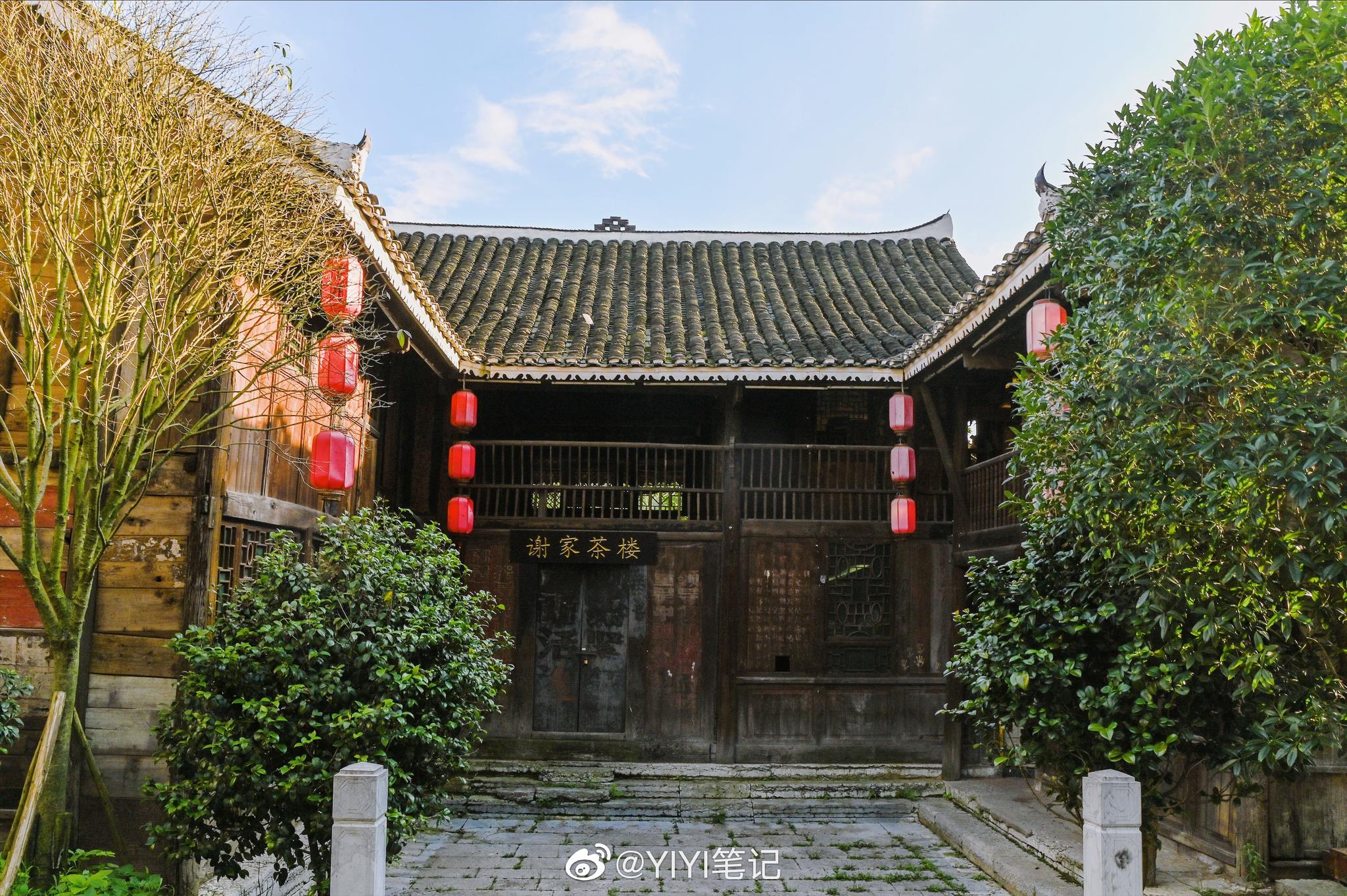 做为曾经南来北往,东进西出的古驿站,岩脚古镇随处可见的古建筑