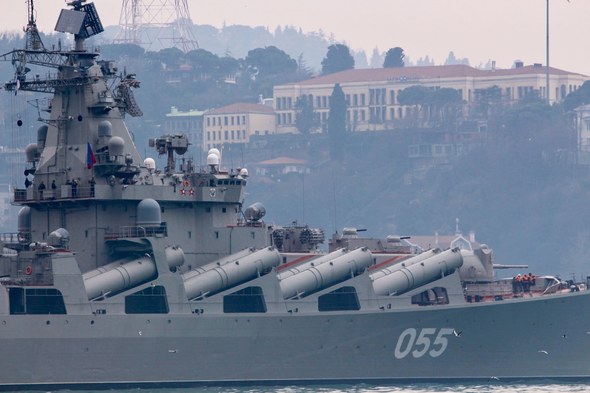 白烟毛舰055导弹巡洋舰