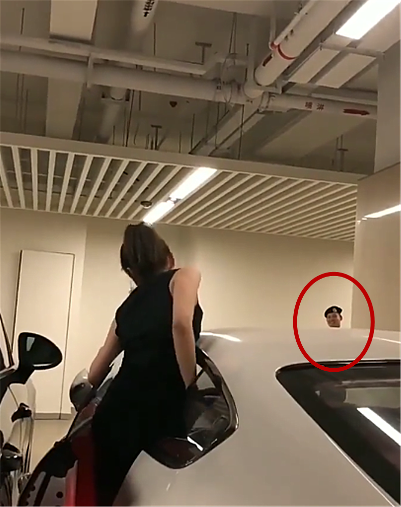 288万宾利现车库,女车主凭身材挤进车内,连保安都看入迷了!