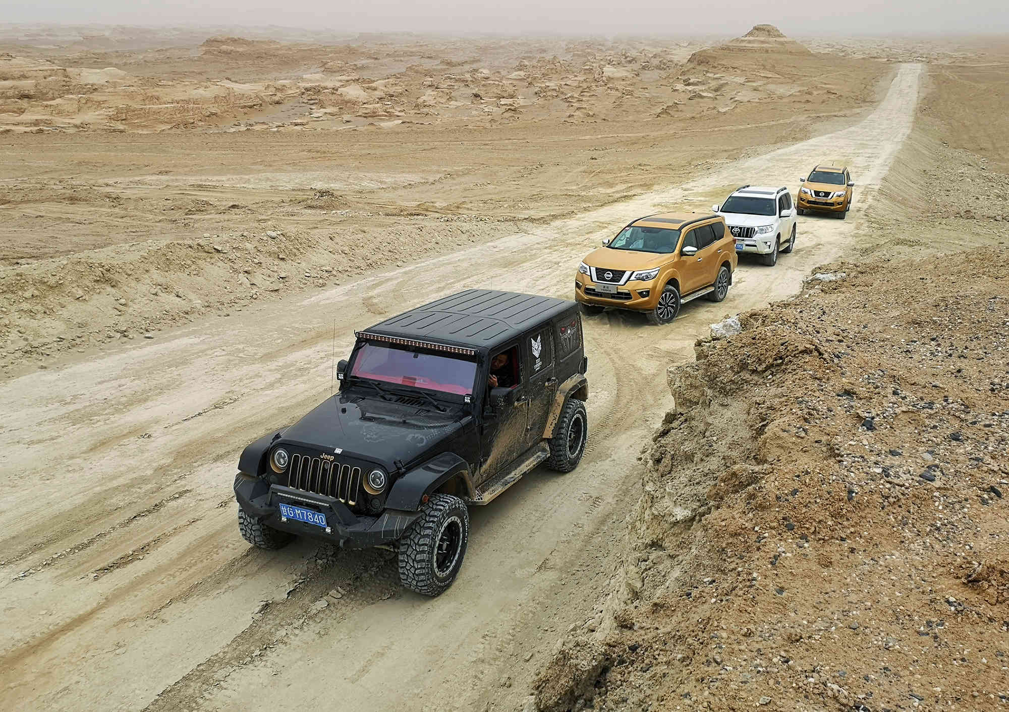 开着硬派越野车穿越雪山,戈壁,是一种怎样的体验?