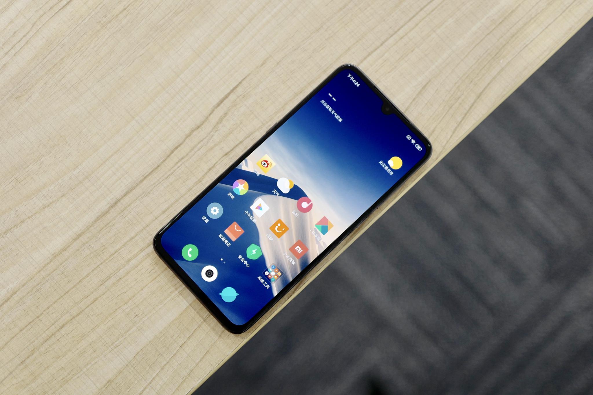 一组小米9 深灰色机型实拍～如果相比全息幻彩蓝,全息幻彩紫你更喜欢