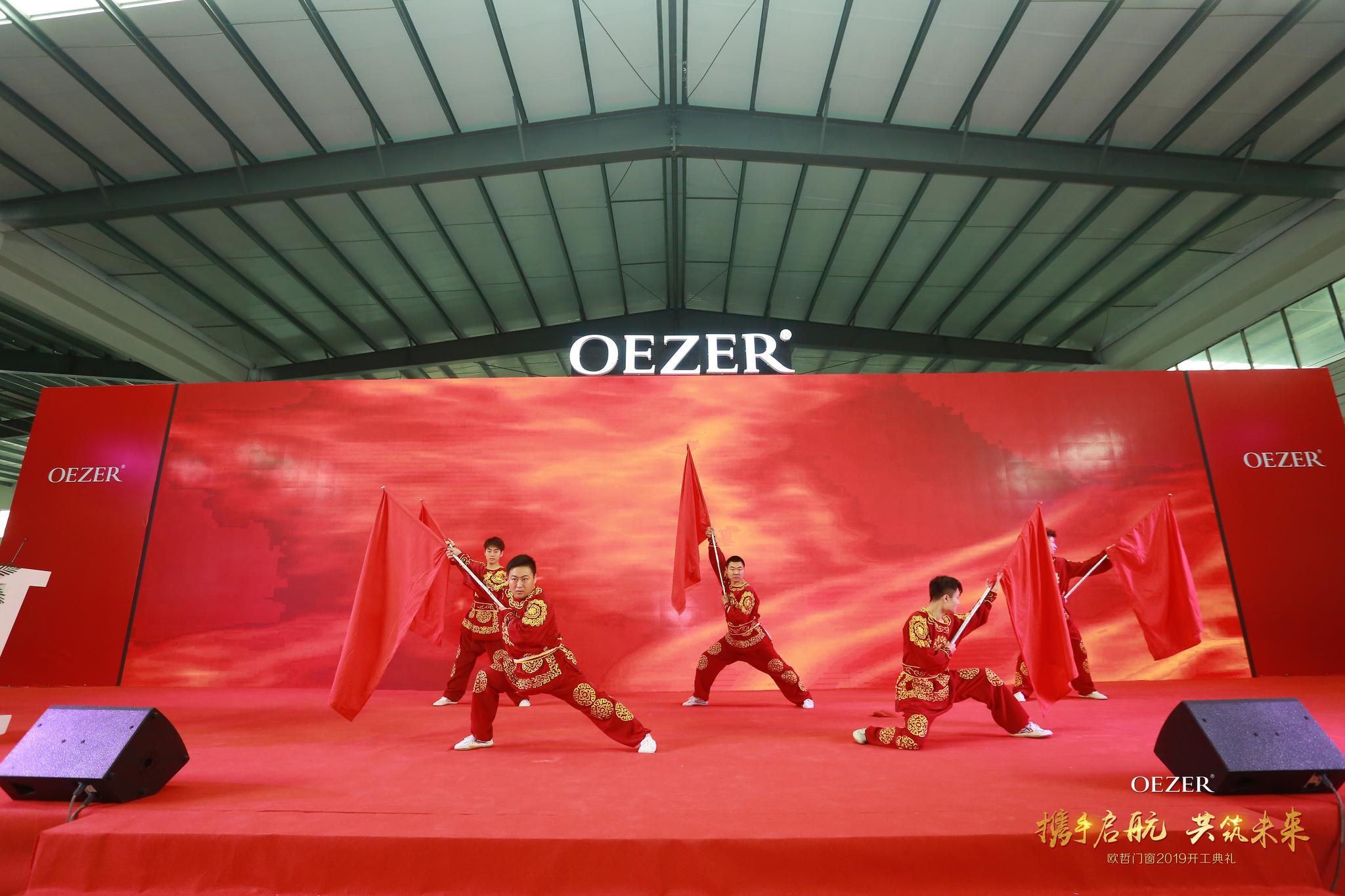 上午9时,一段大气磅礴,气势恢宏的旗舞表演正式拉开了开工仪式的序幕.