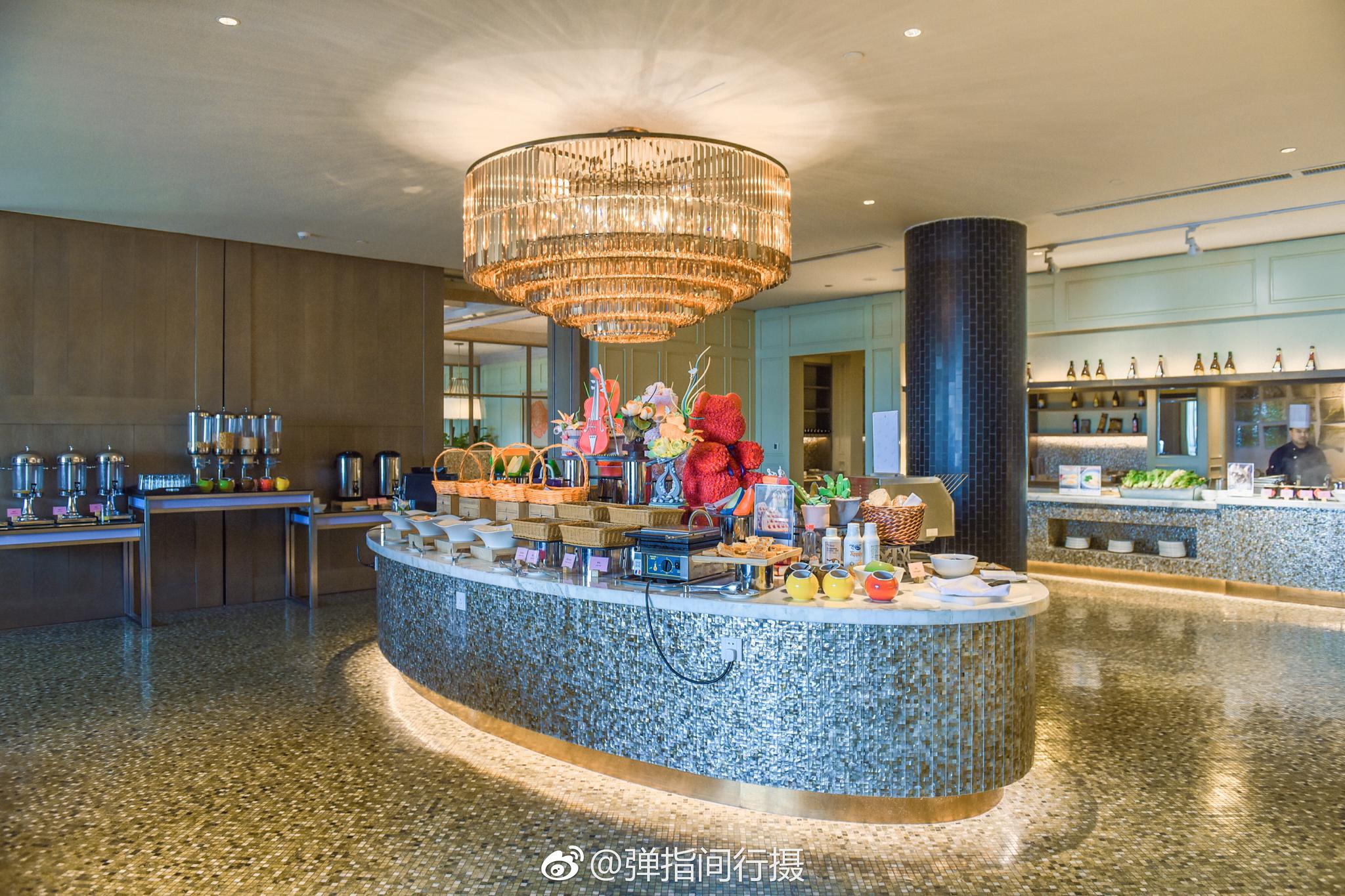 河北廊坊文安鲁能希尔顿酒店共有三个餐厅,西餐厅主推东西美食自助餐