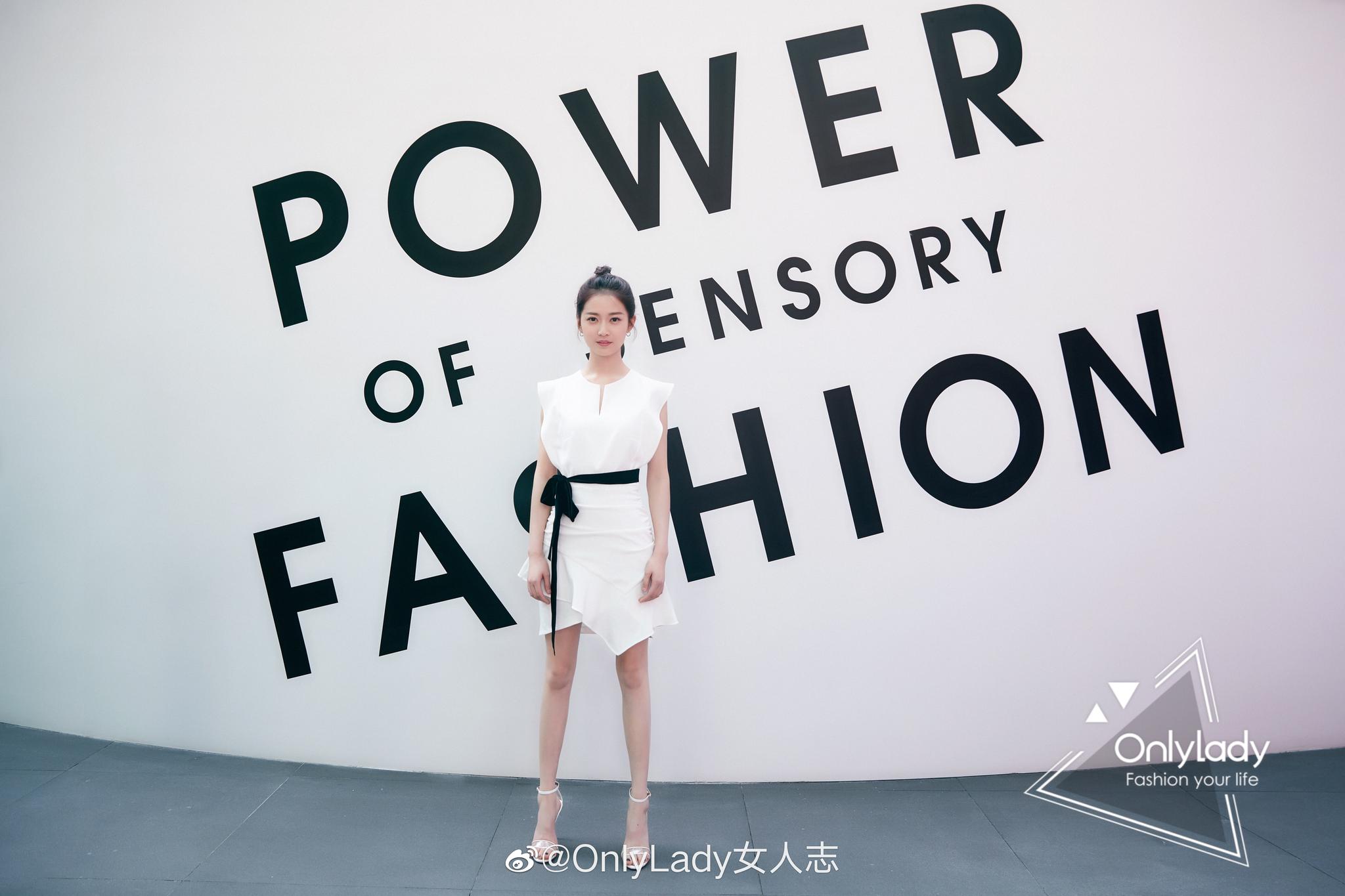 昨日演员陈钰琪yukee亮相某活动现场一身白衣look简约大方