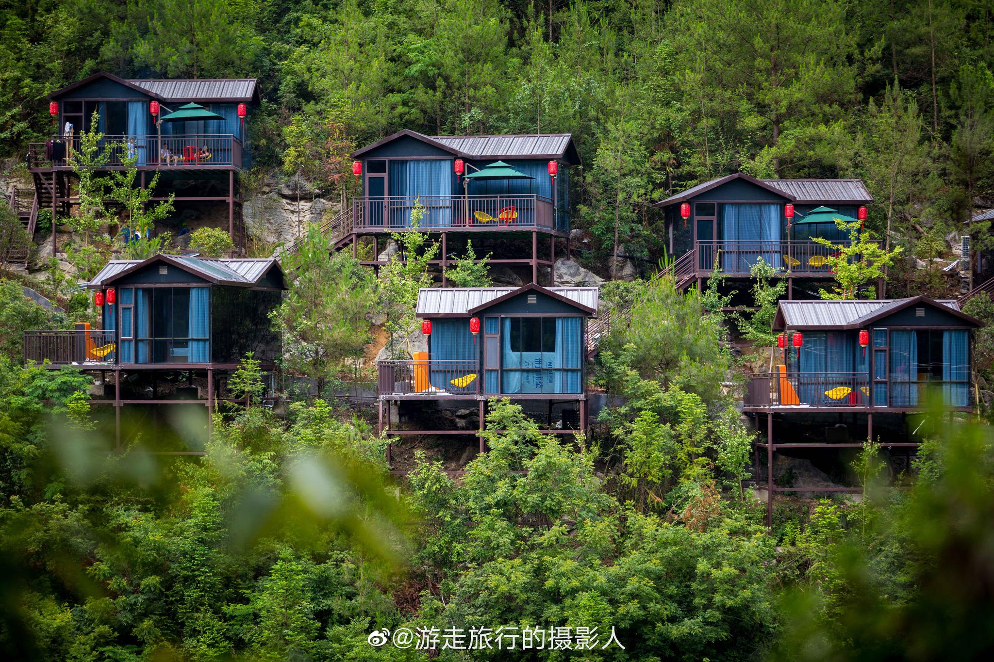 恩施地心谷有一处悬崖上的酒店名叫崖舍崖舍位于地心谷景区大门口