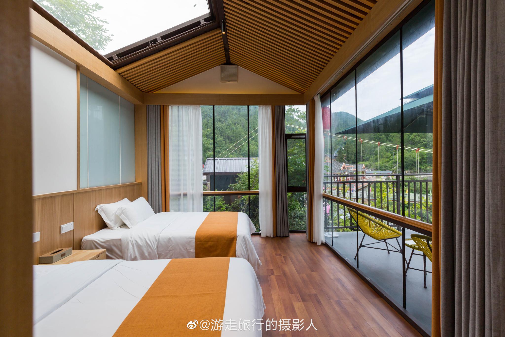 恩施地心谷有一处悬崖上的酒店名叫崖舍,崖舍位于地心谷景区大门口
