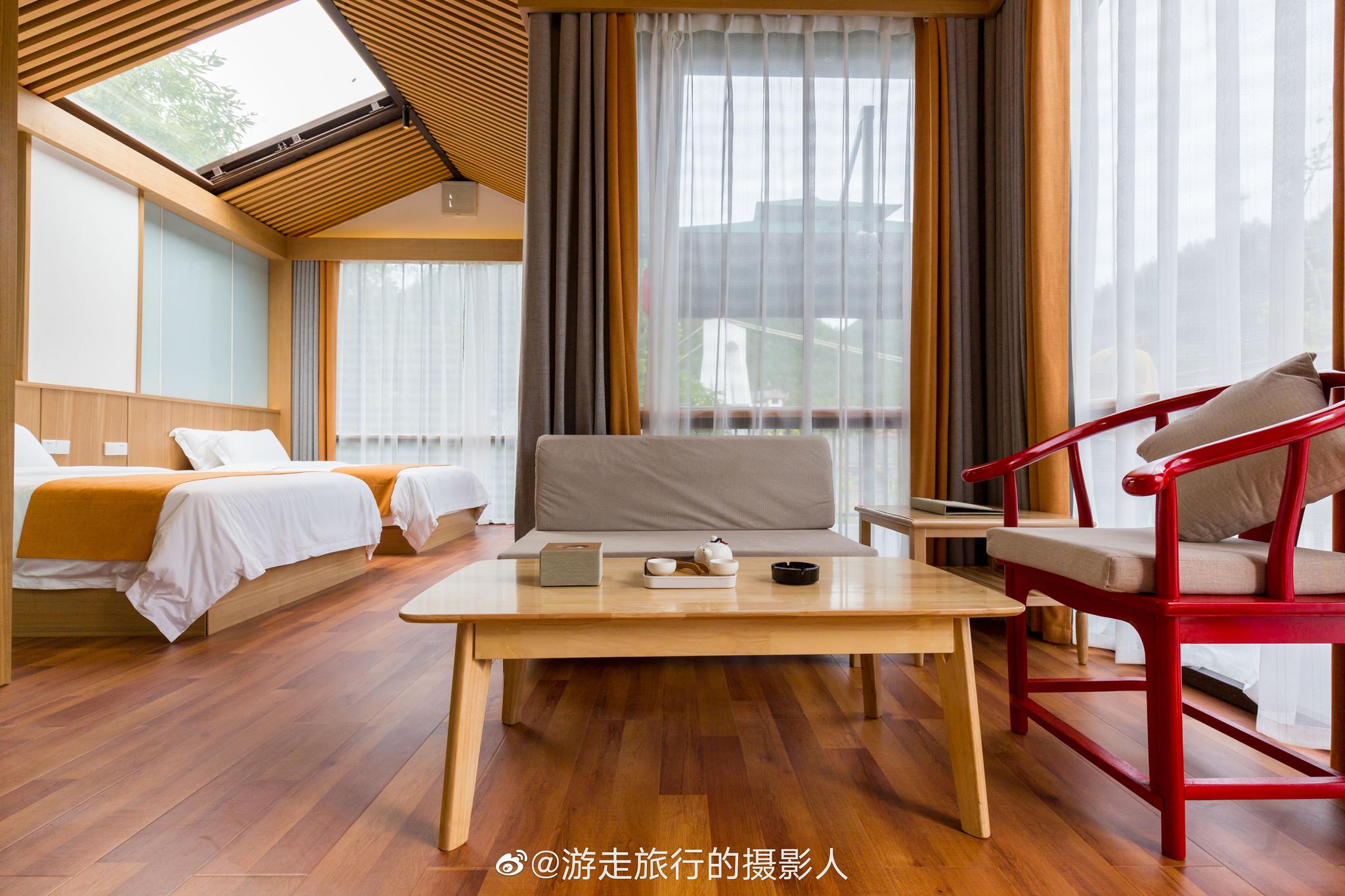 恩施地心谷有一处悬崖上的酒店名叫崖舍崖舍位于地心谷景区大门口