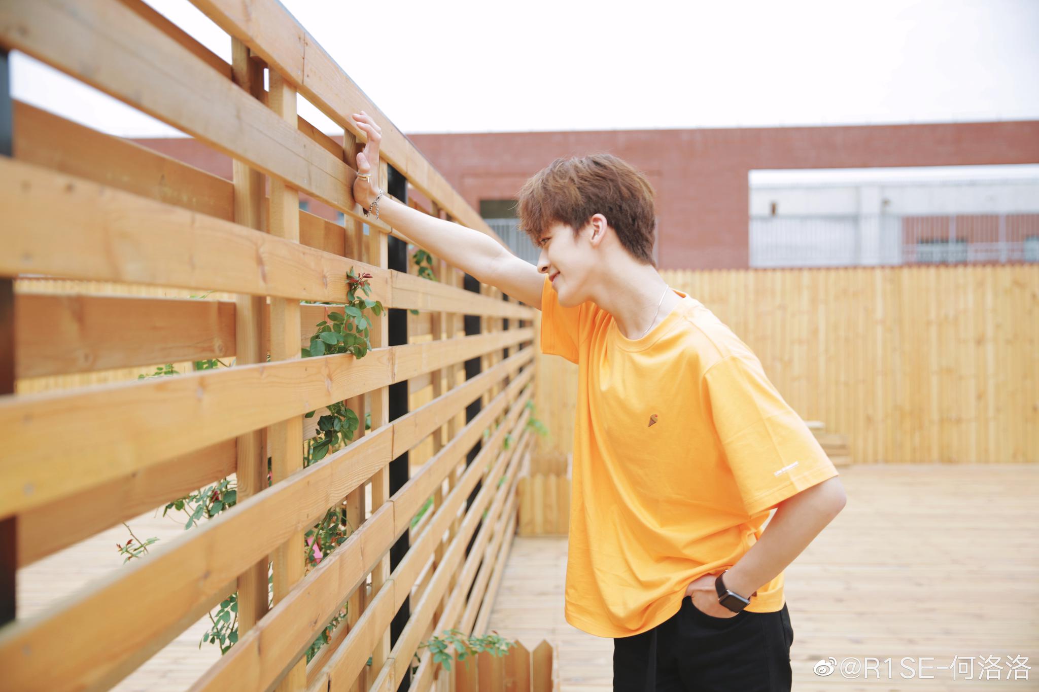 清新帅气 时尚有型的何洛洛,满屏的夏日气息扑面而来～@r1se-何洛洛