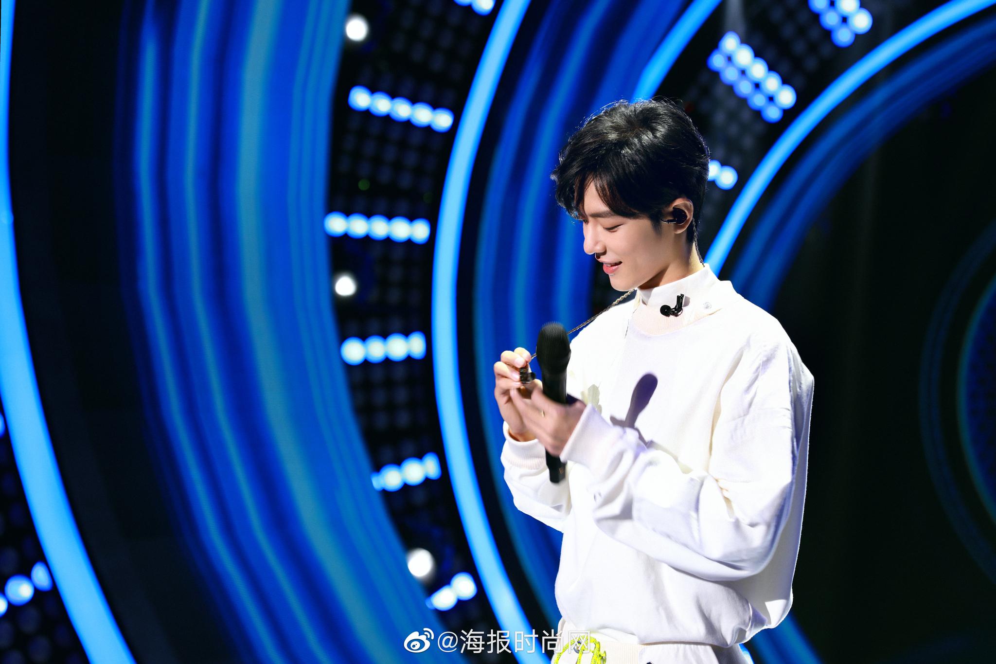 x玖少年团肖战daytoy身着iceberg2019秋冬系列白色休闲套装