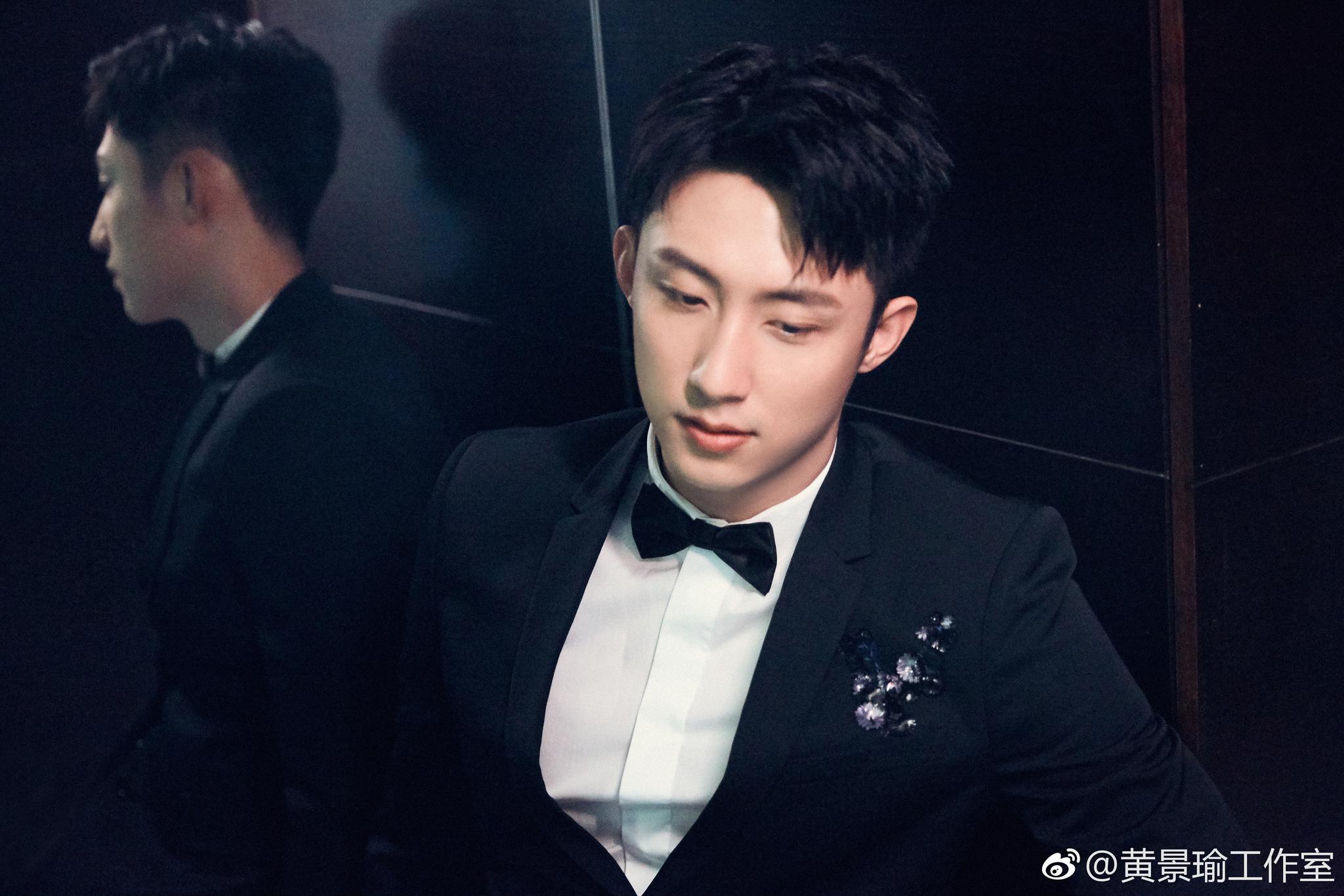 johnny黄景瑜 红毯出发look奉上.经典黑色西装在身