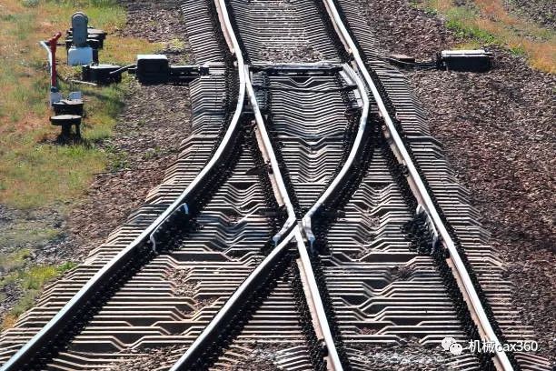 火车是如何变轨的?