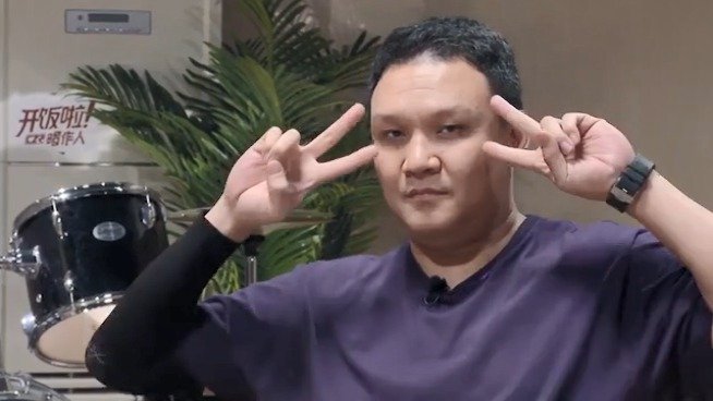 中国新说唱导演"胖虎"车澈被迫在线强行卖萌