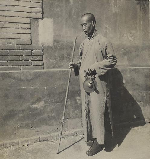 老照片bot盲人算命先生拿着手龚称为通滇或滇子