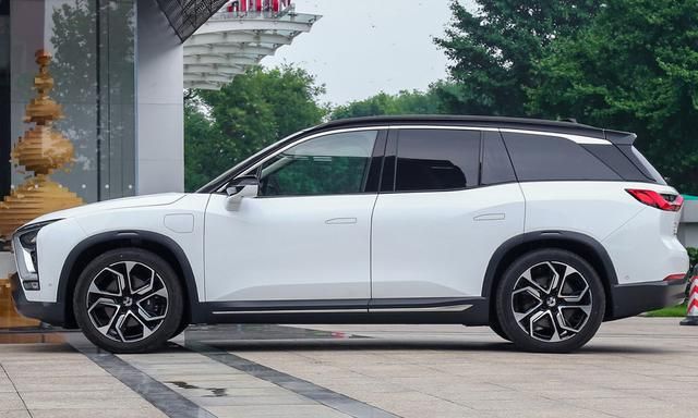 蔚来es8外观大灯造型独特,侧面有悬浮式车顶,流线型led尾灯组