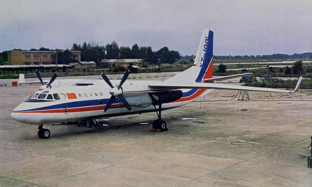 原来飞行员拿这一客机改行的袖珍轰炸机练手