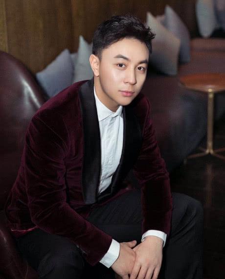 他的干爹也不是简单人物,叫做吴敦,是台湾一家影视公司的总裁,手上