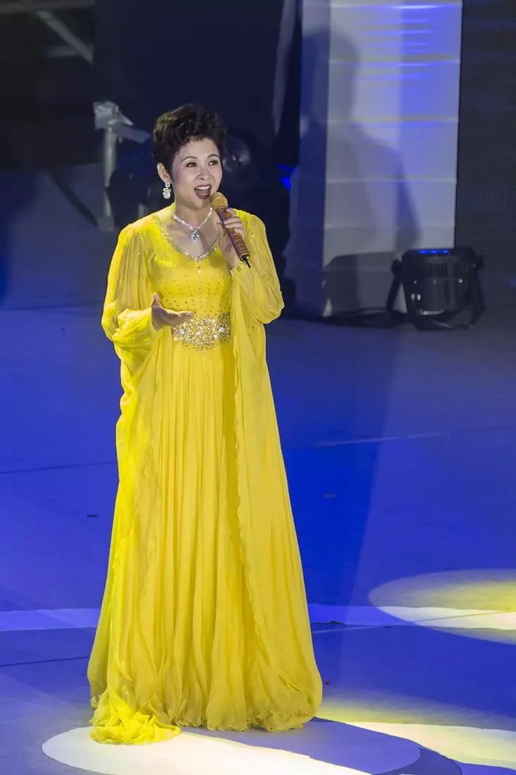 董文华低调复出,白t恤搭黑长裙,57岁仍风采依旧