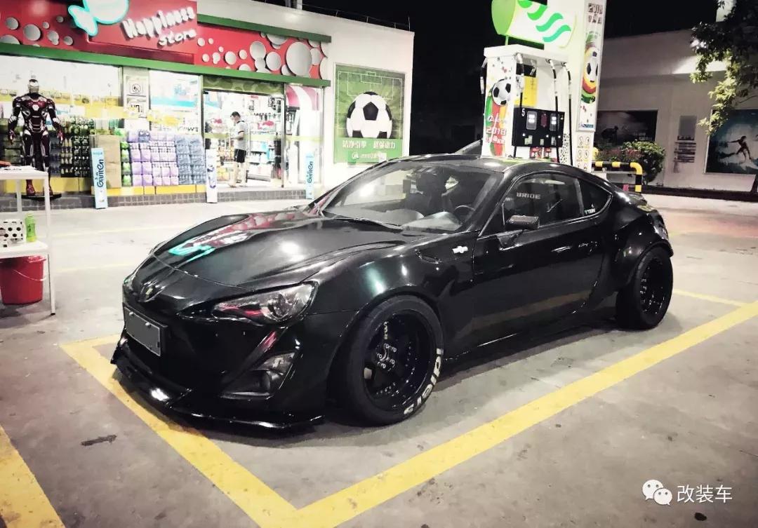 丰田86总和轮毂过不去?换了6套之后变身宽体绞牙战士!