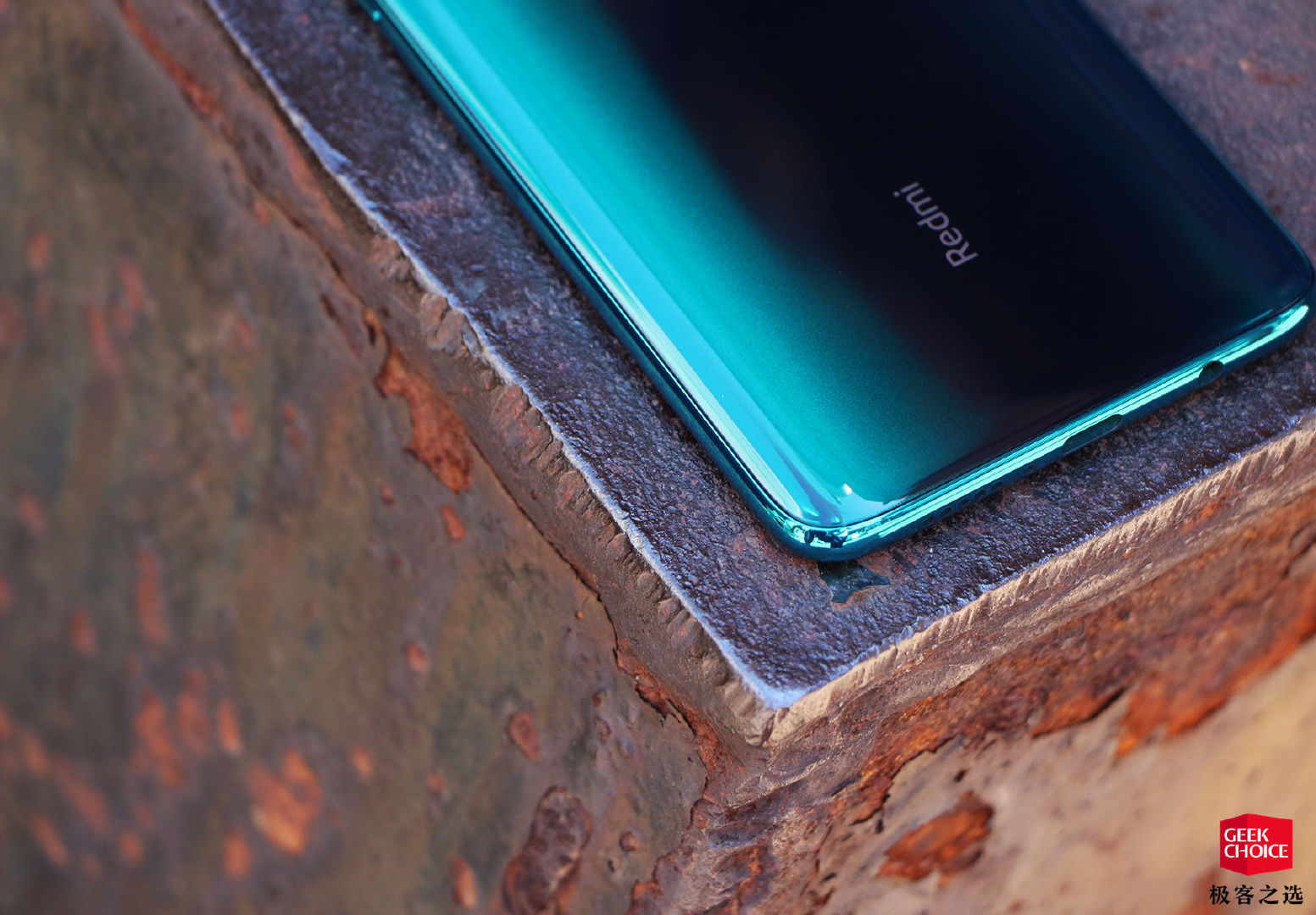 6.53 英寸水滴屏,特别的「绿色」