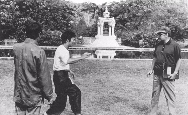 与李小龙斗殴，和成龙交恶，昔日影坛大哥走向没落，终凄冷离世