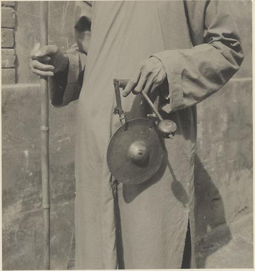 老照片bot盲人算命先生拿着手龚称为通滇或滇子