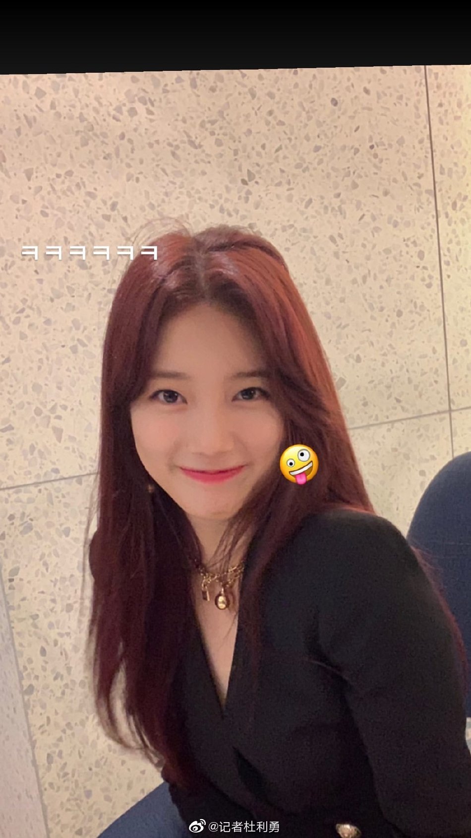 秀智染红发配西装裙 对粉丝甜笑比心又美又飒|西装裙|裴秀智|粉丝