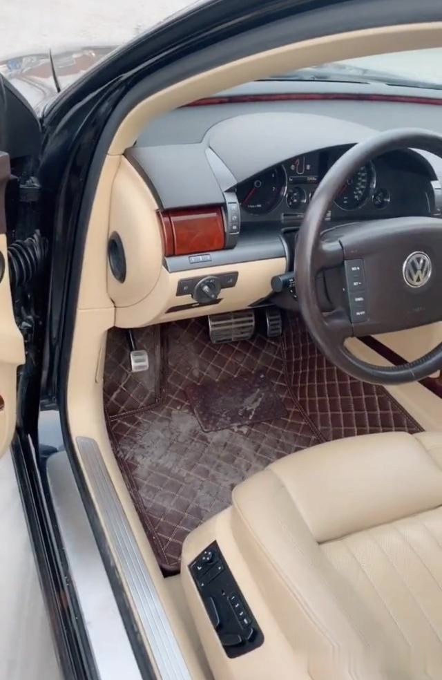 偶遇240万顶配大众辉腾,w12标识太拉风,网友:内饰帕萨特没法比