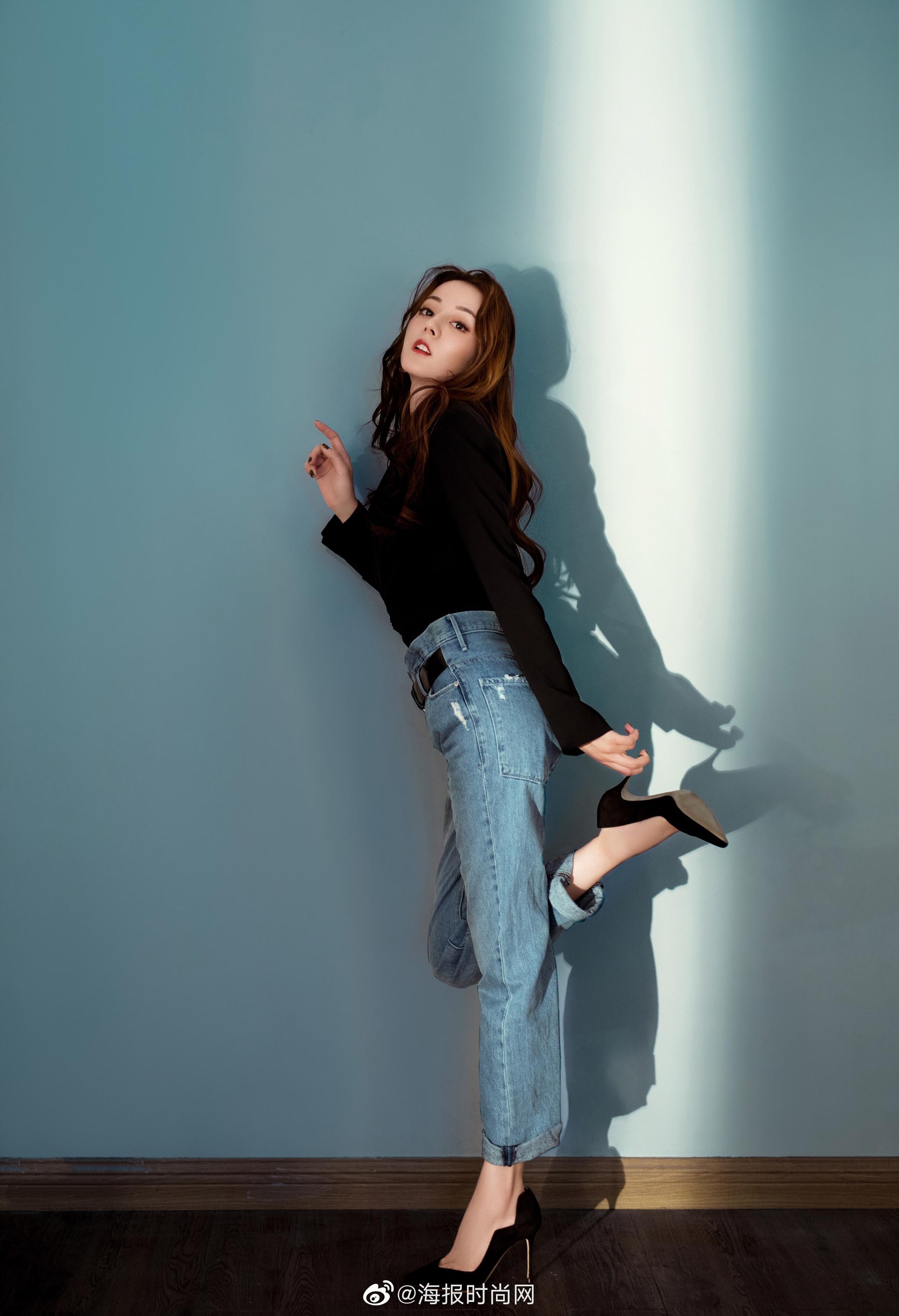 dear-迪丽热巴 身着@pinko官方微博 黑色上衣搭配牛仔裤以及@sergio