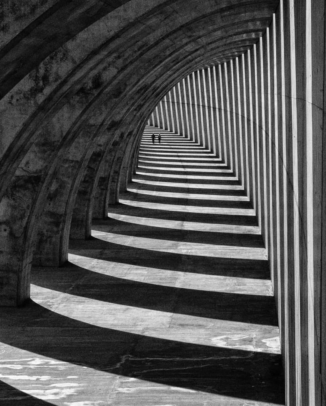 构成与秩序:黑白建筑摄影之美