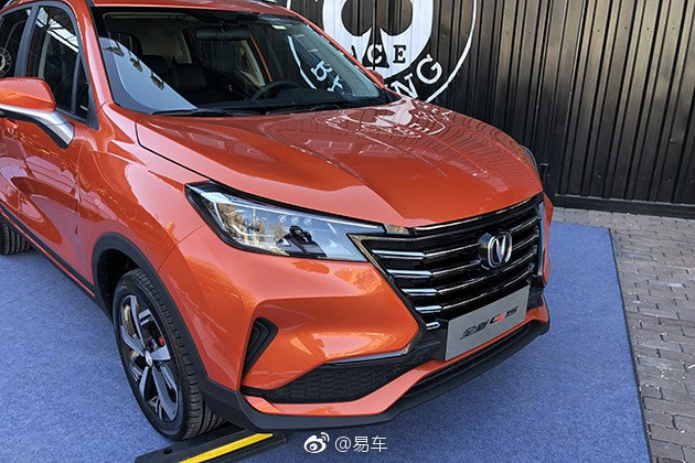 长安全新CS15于12月17日在北京正式亮相，采用了双联屏的内饰布局-新浪汽车