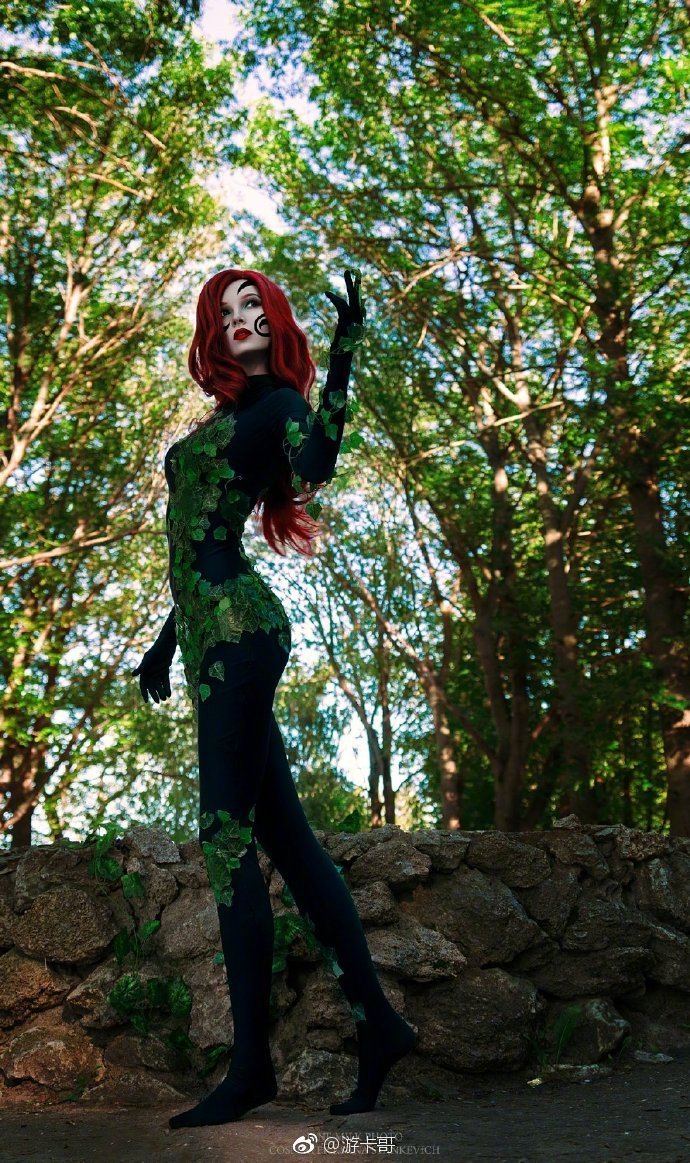 国外妹子cos超级反派毒藤女