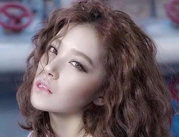 女星咬嘴唇王子文我忍了热巴我也忍了赵丽颖我忍无可忍