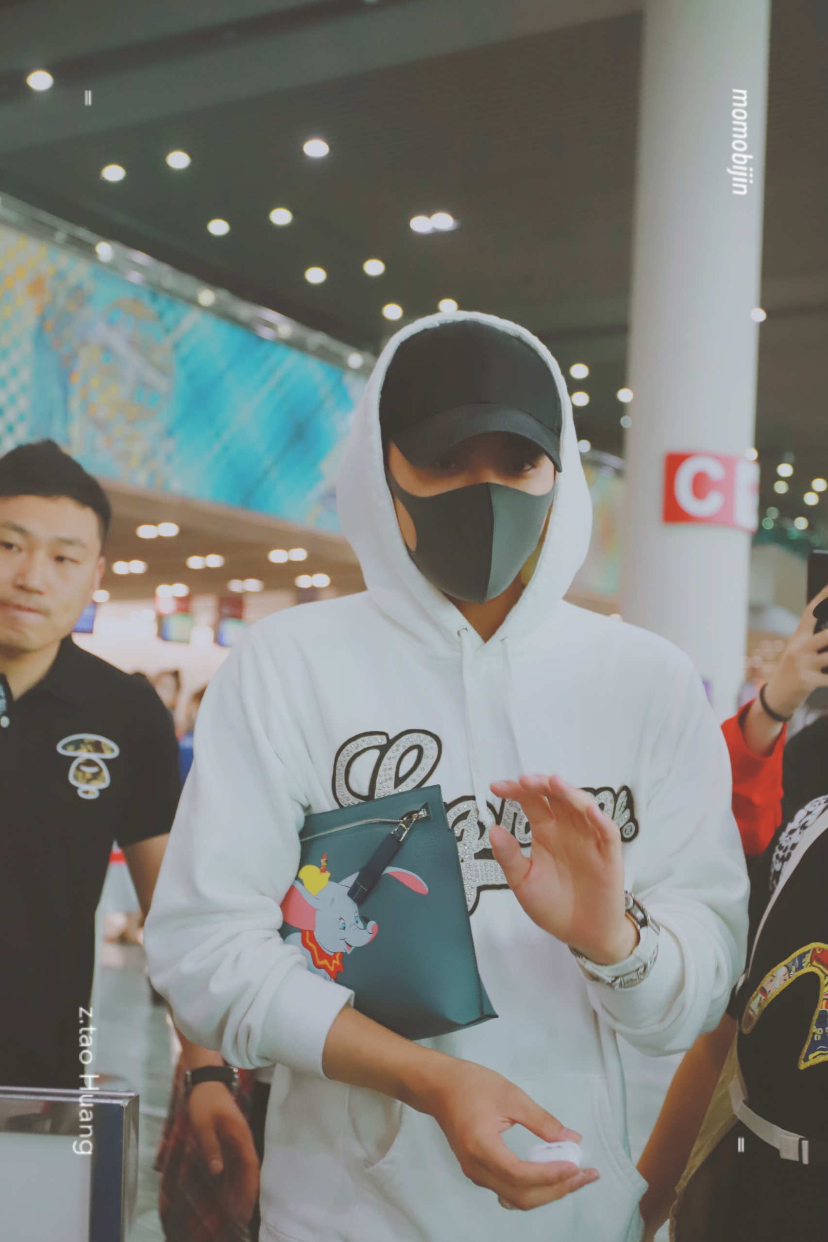 黄子韬机场路透 澳门国际机场贵阳白色卫衣 小飞象手包 是我们可