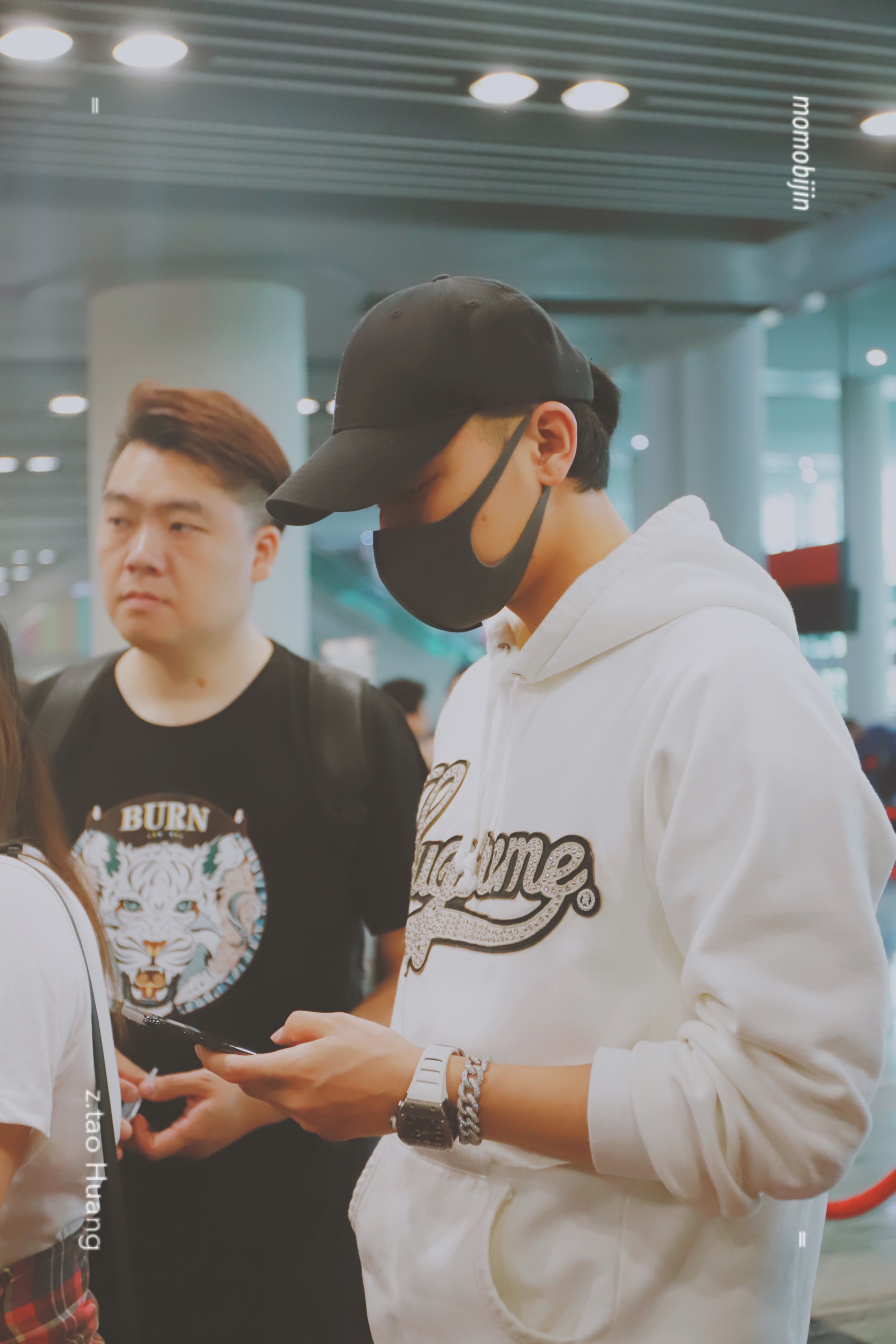 黄子韬机场路透 澳门国际机场贵阳白色卫衣 小飞象手包 是我们可