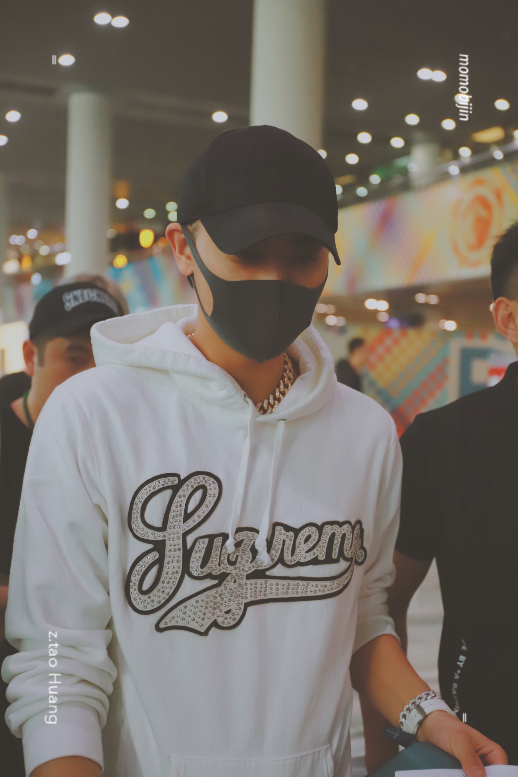 黄子韬机场路透 澳门国际机场贵阳白色卫衣 小飞象手包 是我们可