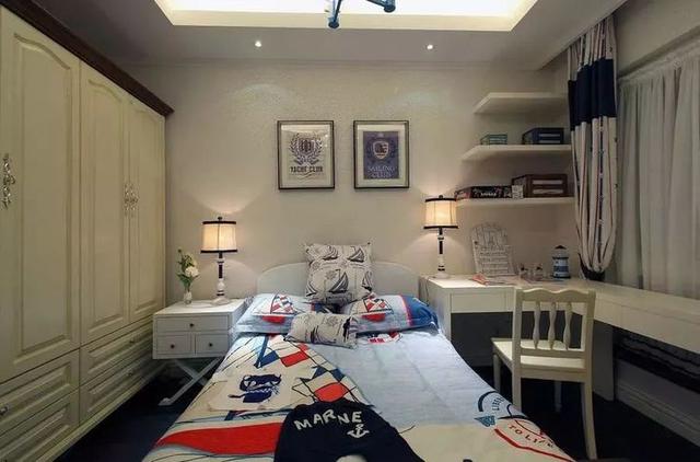 在床与落地窗之间,对窗摆放一个书桌,适合较为宽松的儿童房,若你孩子