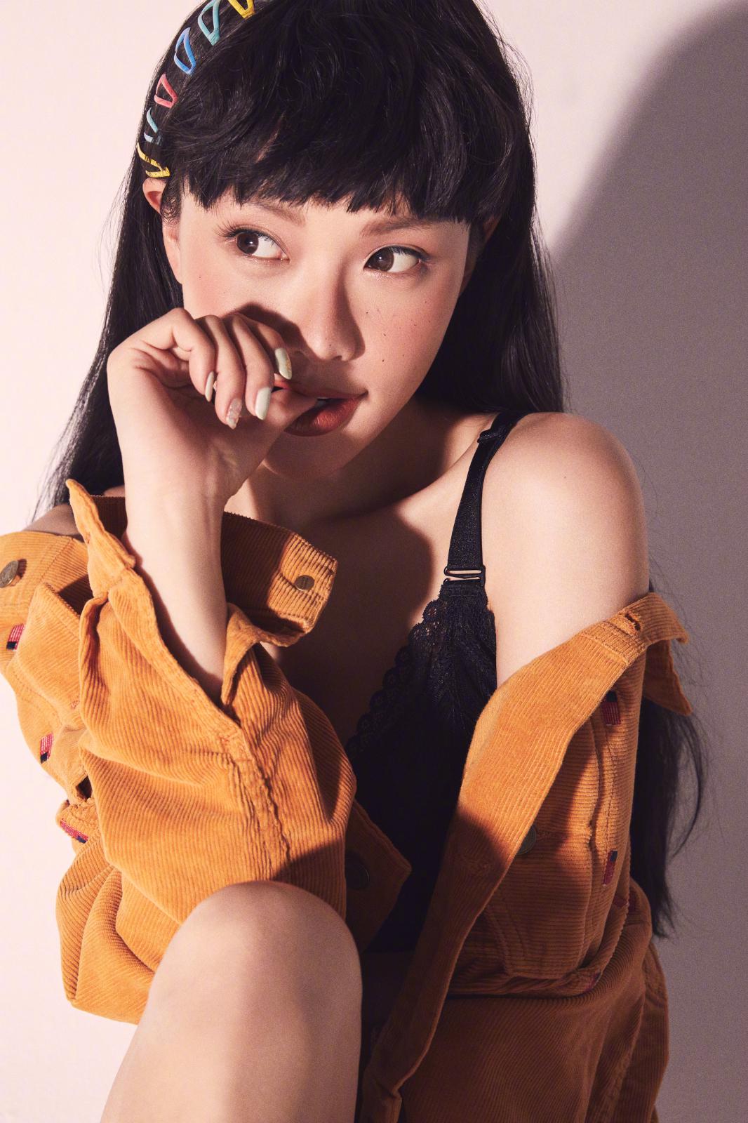 黄一琳初秋暖系妆容,复古彩色发卡或凌乱慵懒的bobo头搭配狗啃刘海