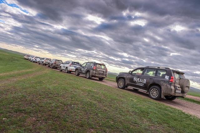 普拉多摆平越野路上的所有不平