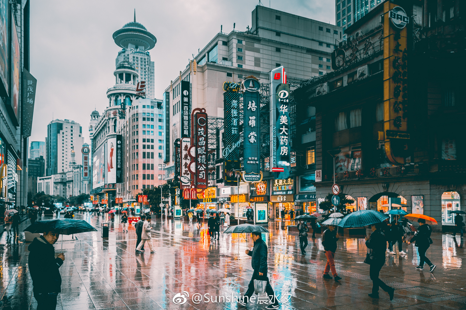 上海街头,雨中人.@sunshine晨水夕