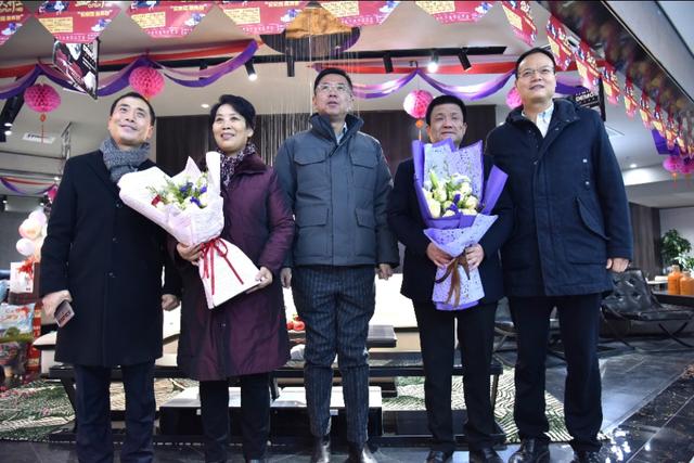 当天,大荔县商务局局长张兴智;陕西正隆达置业有限公司董事长王伟东