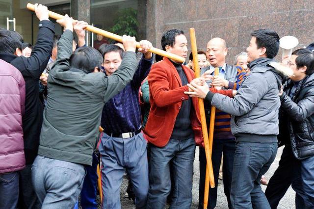 南阳邓州一对叔侄因一棵杨树起纠纷,手持棍棒欲打架