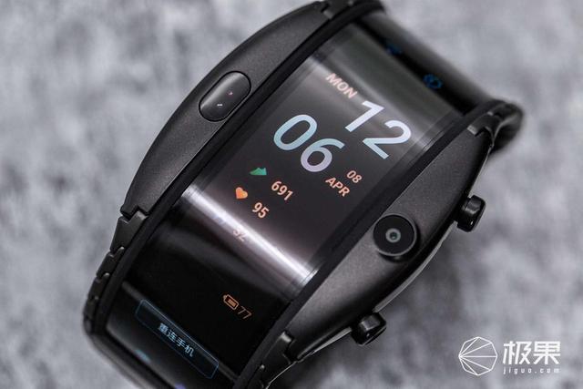 努比亚腕机图赏:柔性可弯折屏幕,伯爵黑低调不失奢华