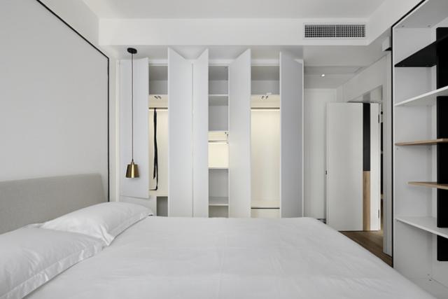 侧面的衣柜依旧是无拉手的隐形门设计,视觉感相当好.
