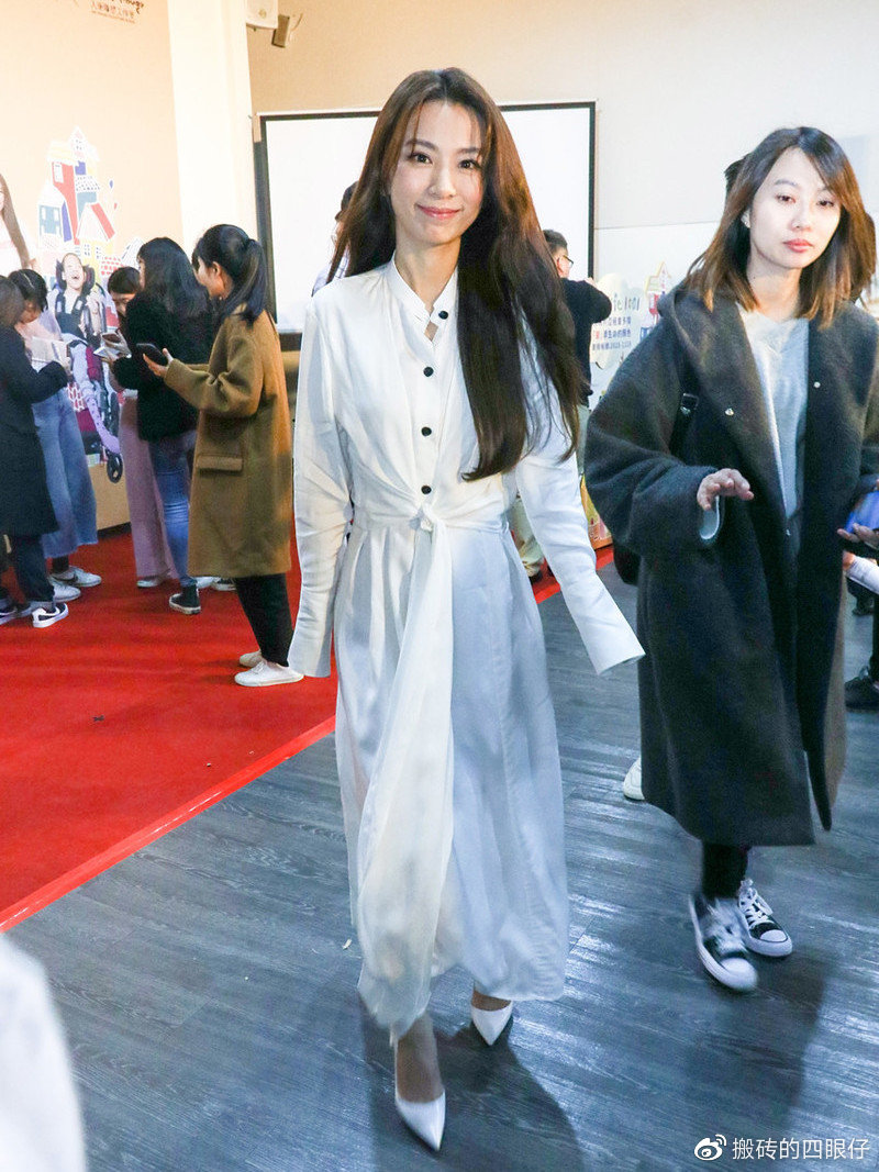 田馥甄穿白裙做公益，看不出有36岁，平视角度好似"大头娃娃"|扣子_新浪网