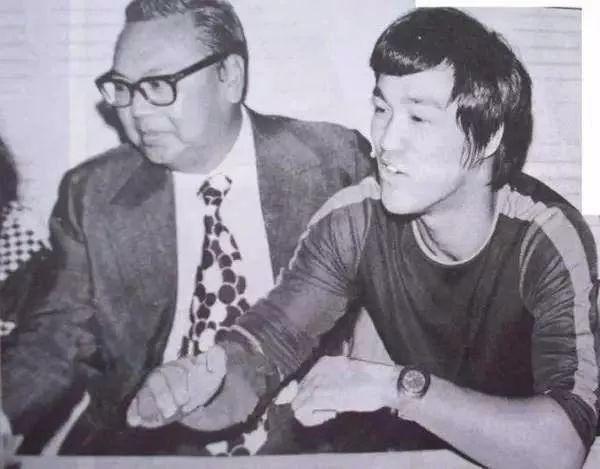 与李小龙斗殴，和成龙交恶，昔日影坛大哥走向没落，终凄冷离世