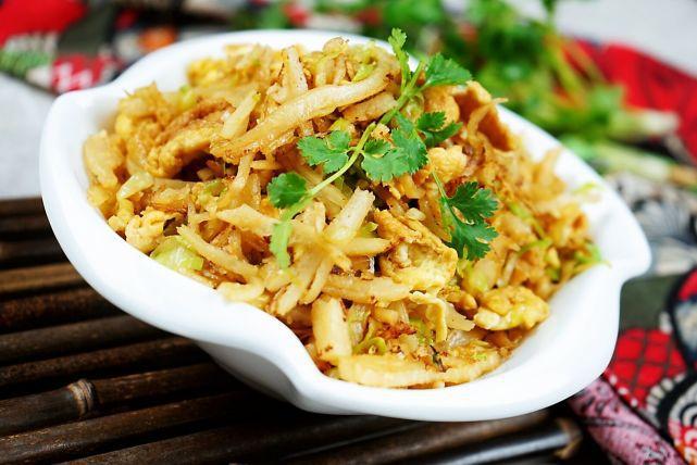 以为炒饼很简单?做不好就黏在一起,少放油还好吃就得掌握这招