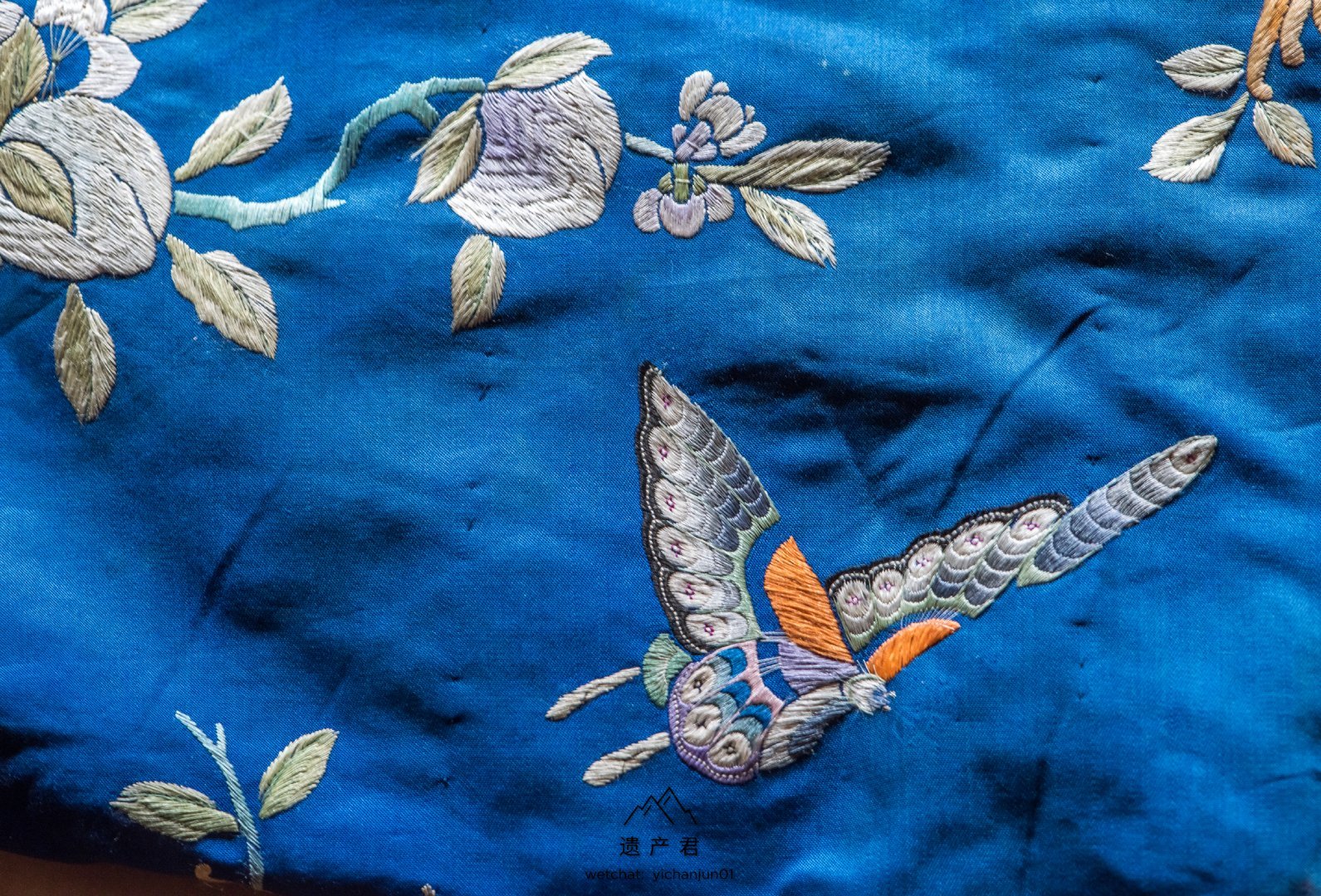 哈密市博物馆藏· 清代蓝底斜纹刺绣花卉马褂